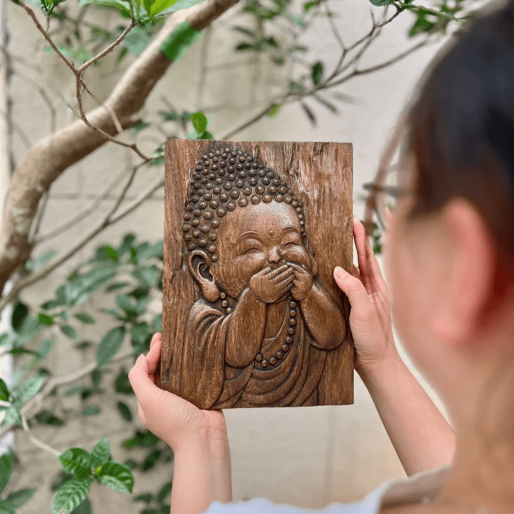 Tranh gỗ "An Tiếu" - hình ảnh chú tiểu mỉm cười khúc khích