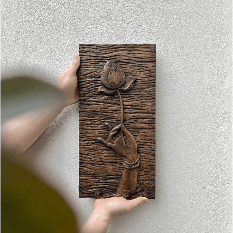 Tranh Gỗ Nhã Liên 20 x 40 cm – Tay Phật Cầm Nụ Sen, Decor Tâm Linh Treo Tường/Bàn, Quà Tặng An Nhiên