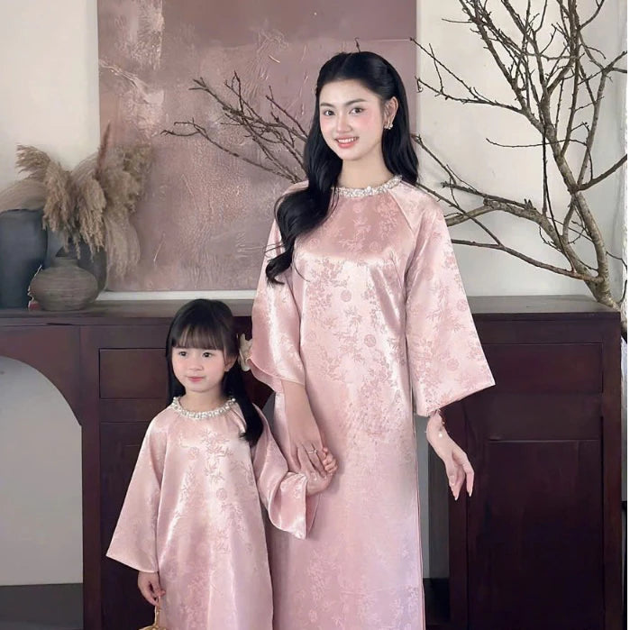 Áo Dài Mẹ Và Bé Tết Fom Xuông Cách Tân Gấm Trúc Cao Cấp ,Mềm Mại Đi Ngọc Cổ Siêu Xinh-"Trúc Ngọc"